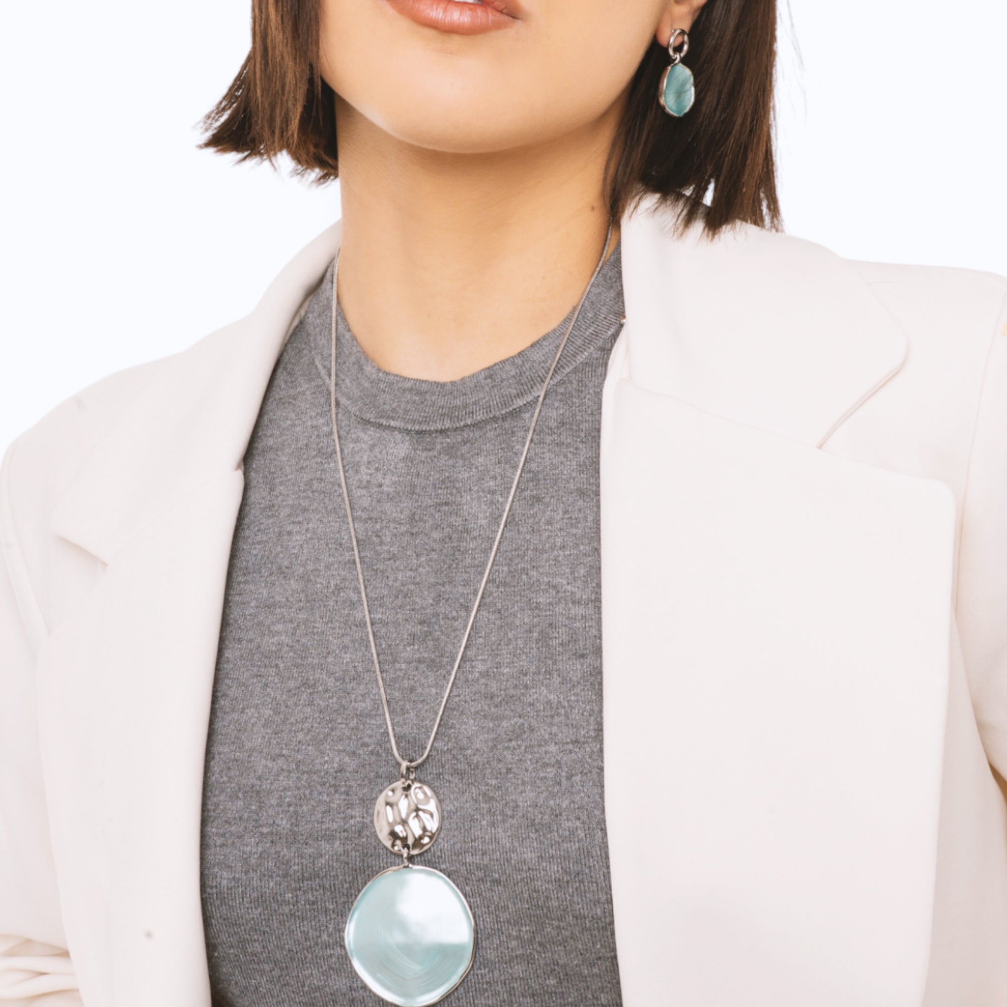 Collana lunga a catena snake con pendente circolare smaltato celeste - Mya Accessories