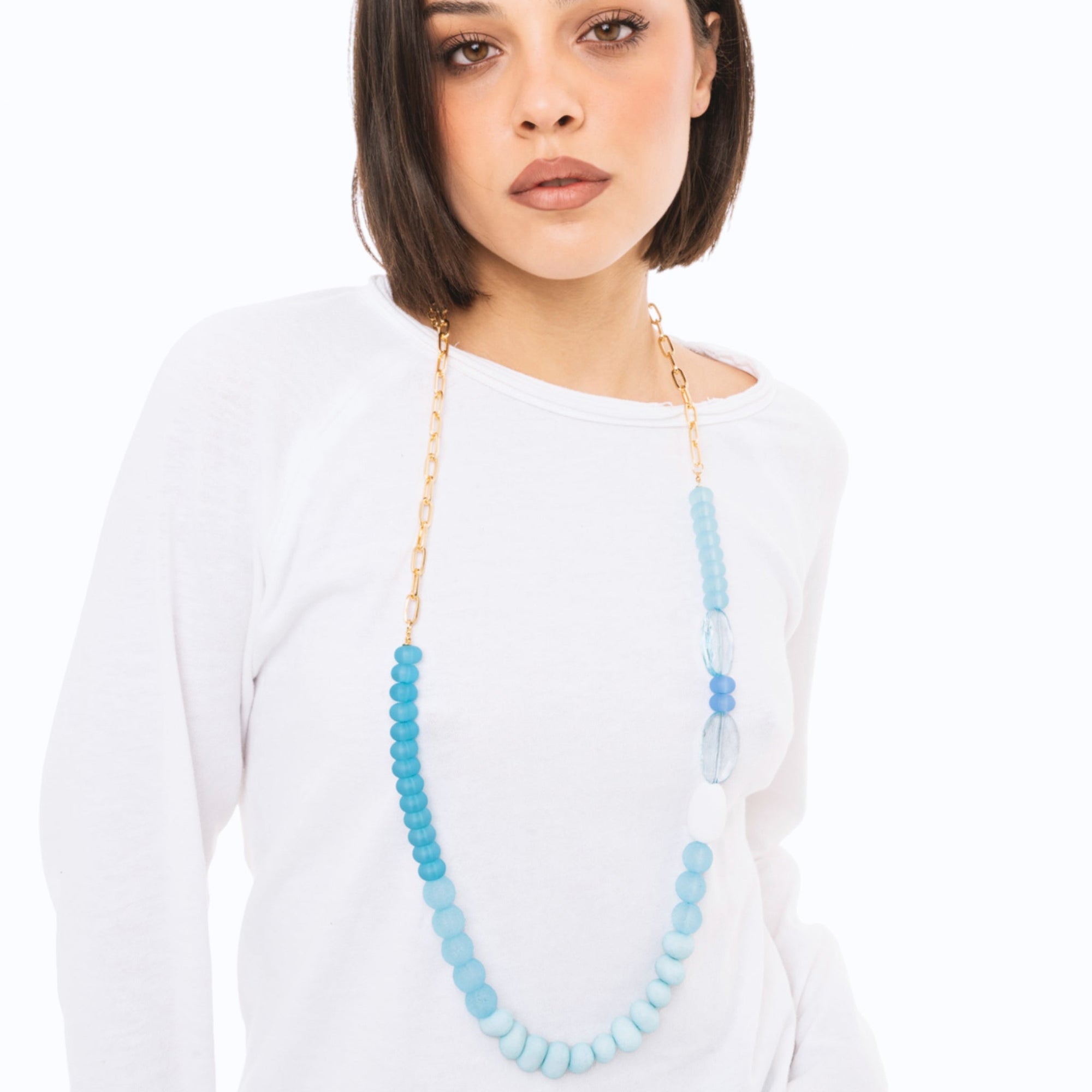 Collana lunga a catena con pietre in acrilico celeste - Mya Accessories