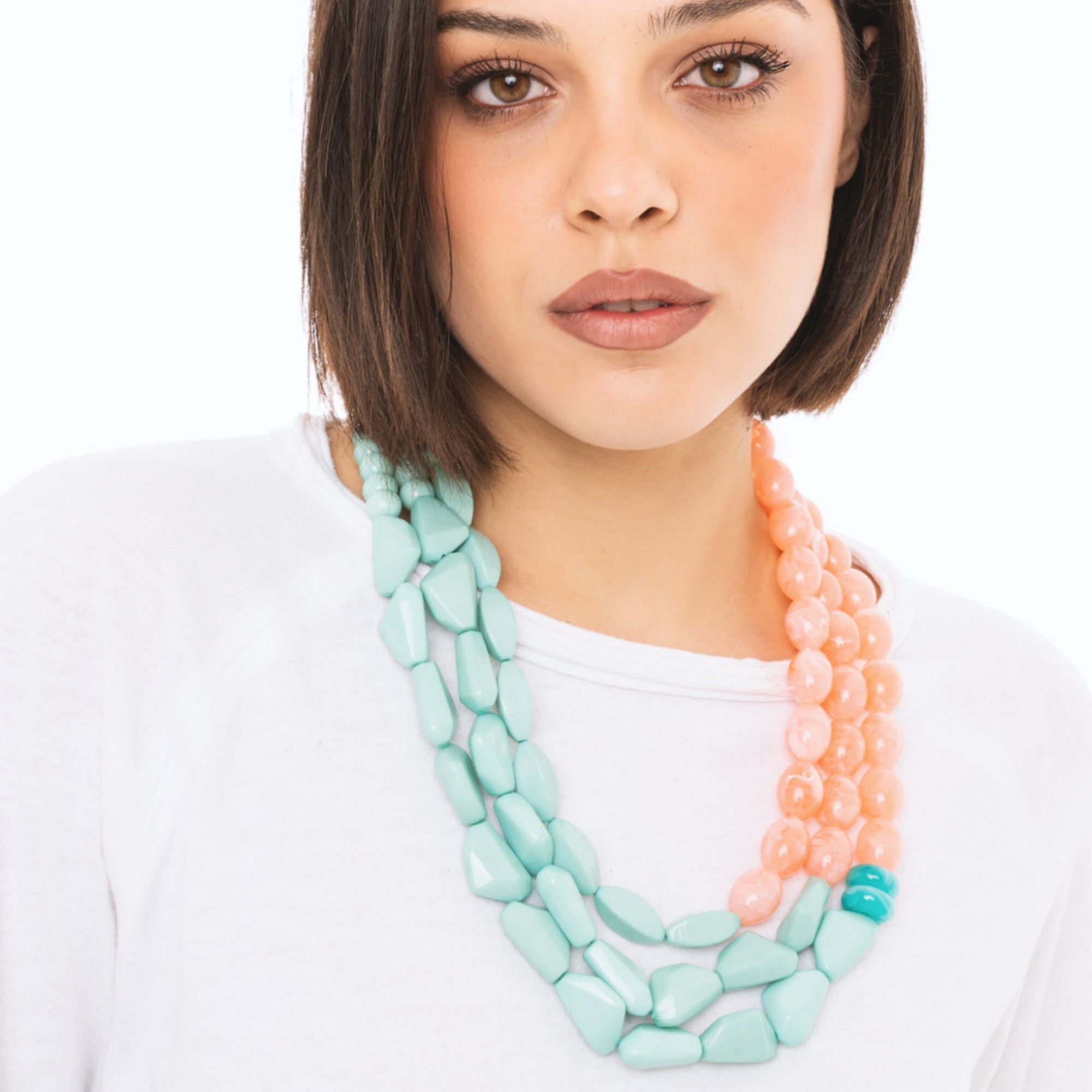 Collana girocollo a tre fili con pietre in acrilico verde acqua e rosa - Mya Accessories