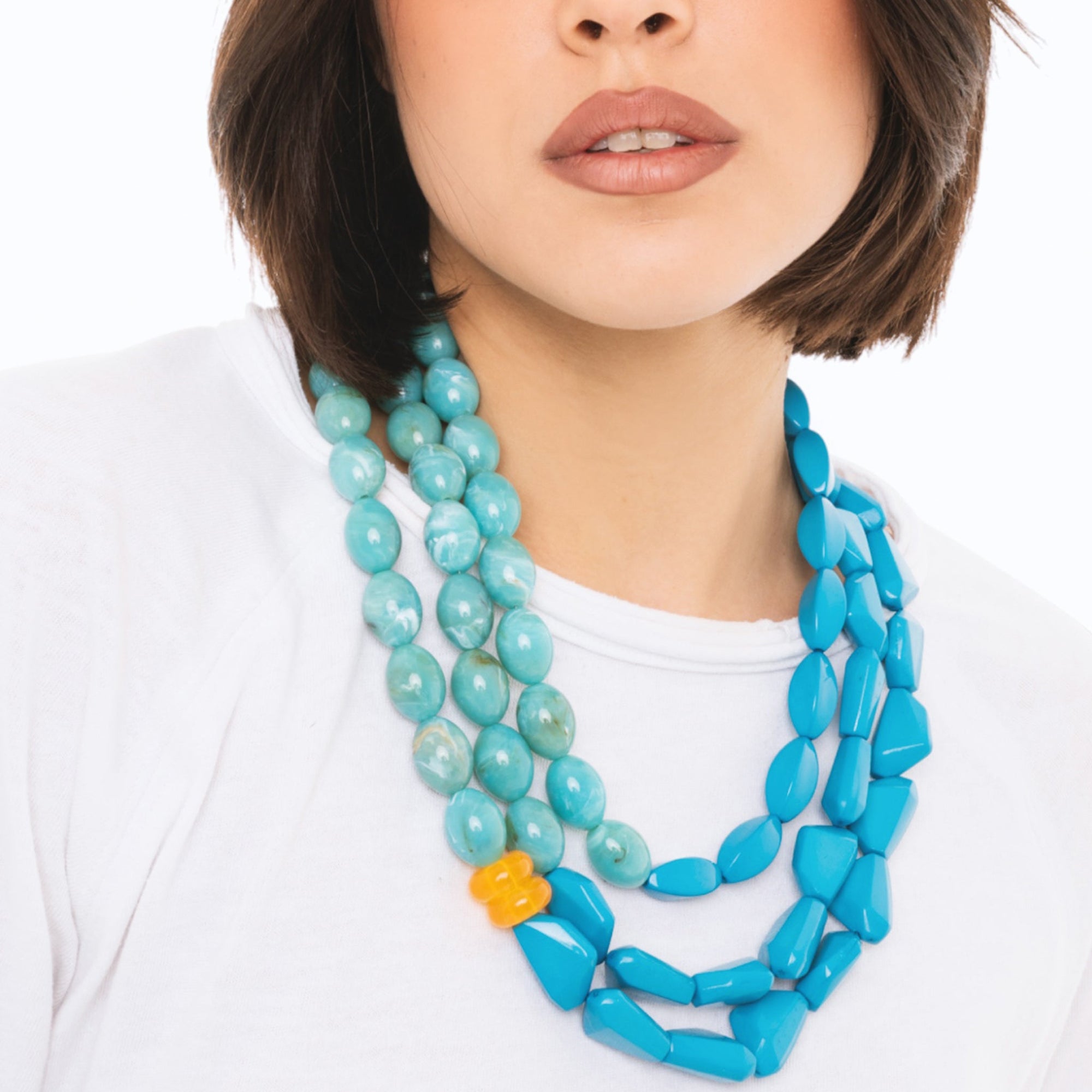 Collana girocollo a tre fili con pietre in acrilico verde acqua ed azzurro - Mya Accessories