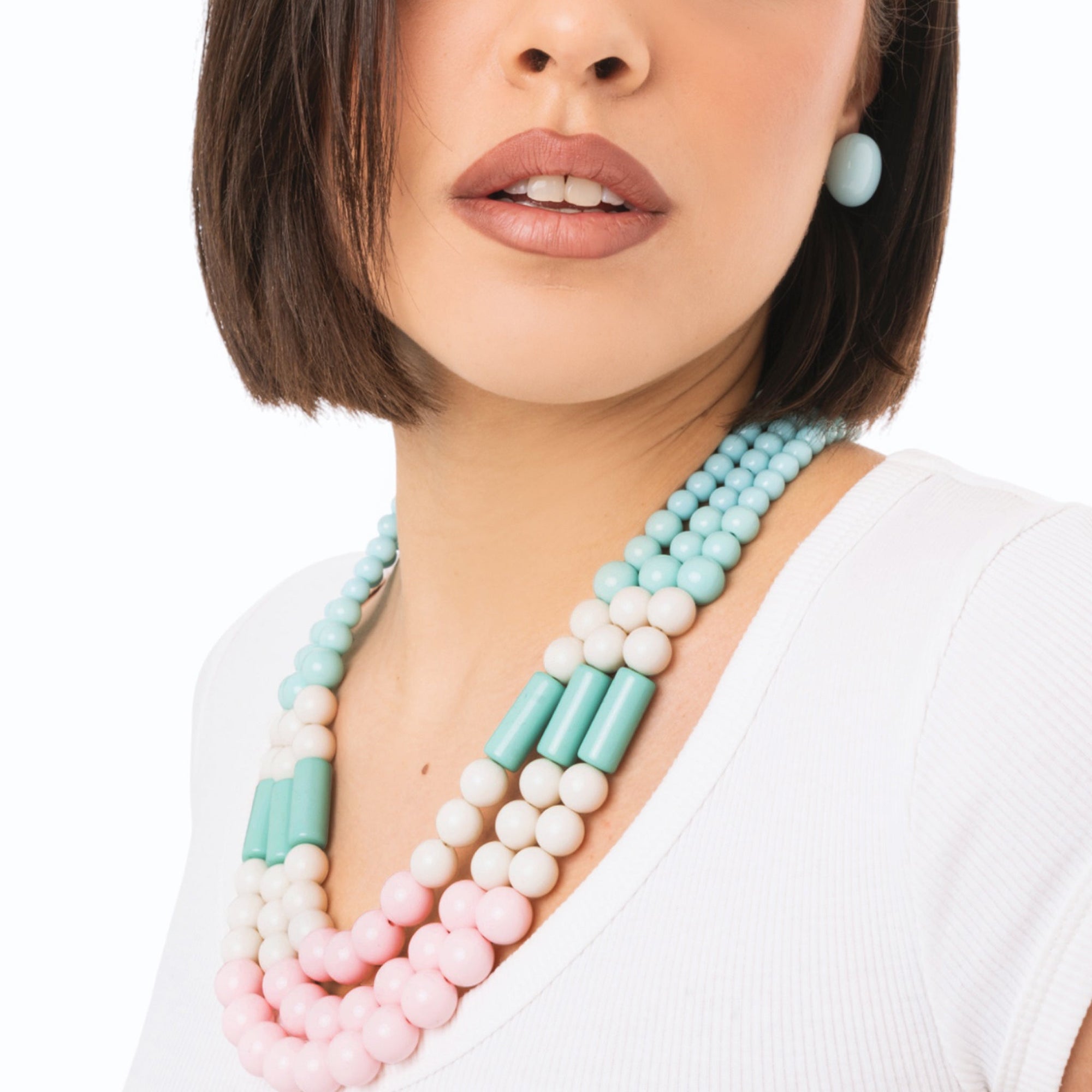 Collana girocollo a tre fili con sfere in acrilico tono verde e rosa - Mya Accessories