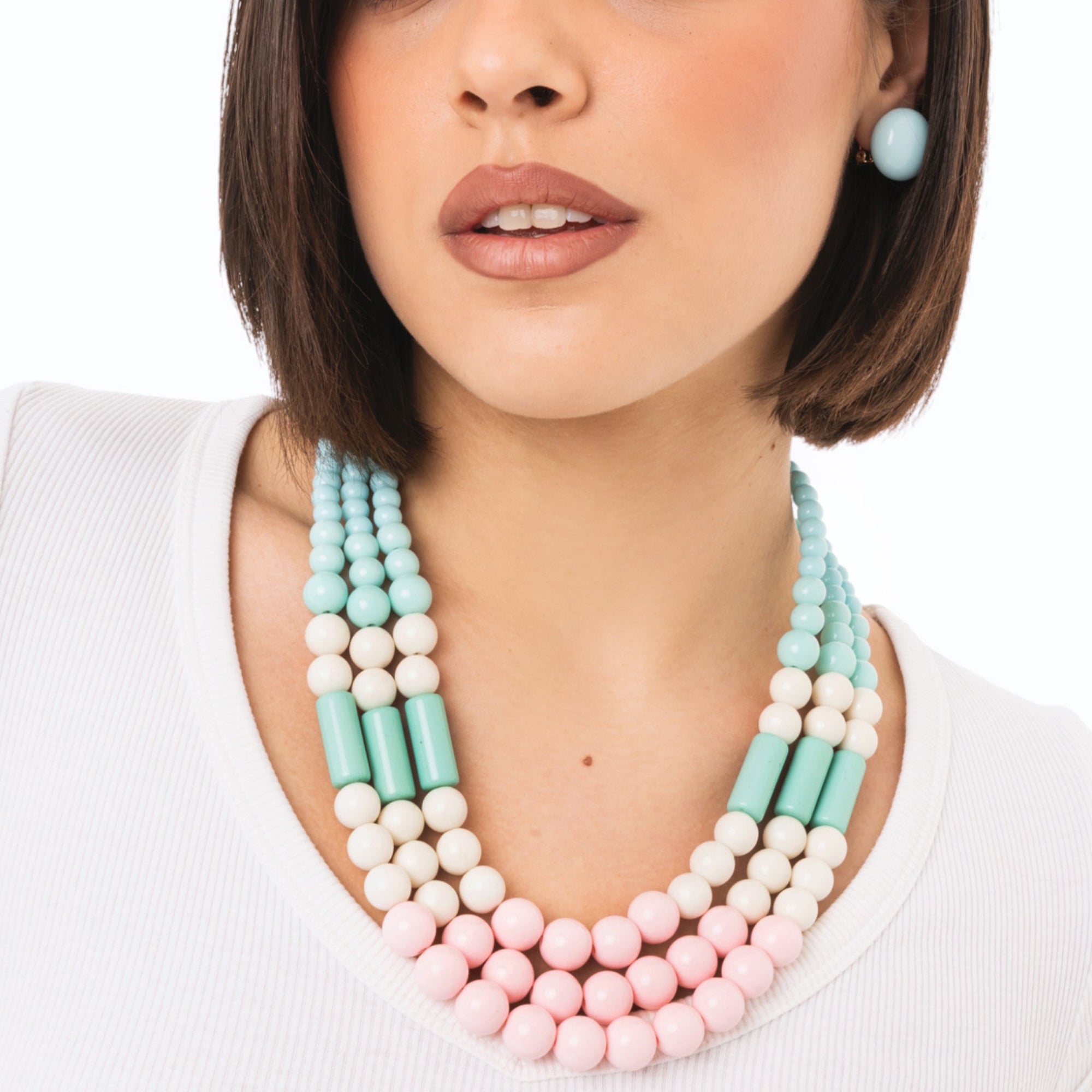 Collana girocollo a tre fili con sfere in acrilico tono verde e rosa - Mya Accessories