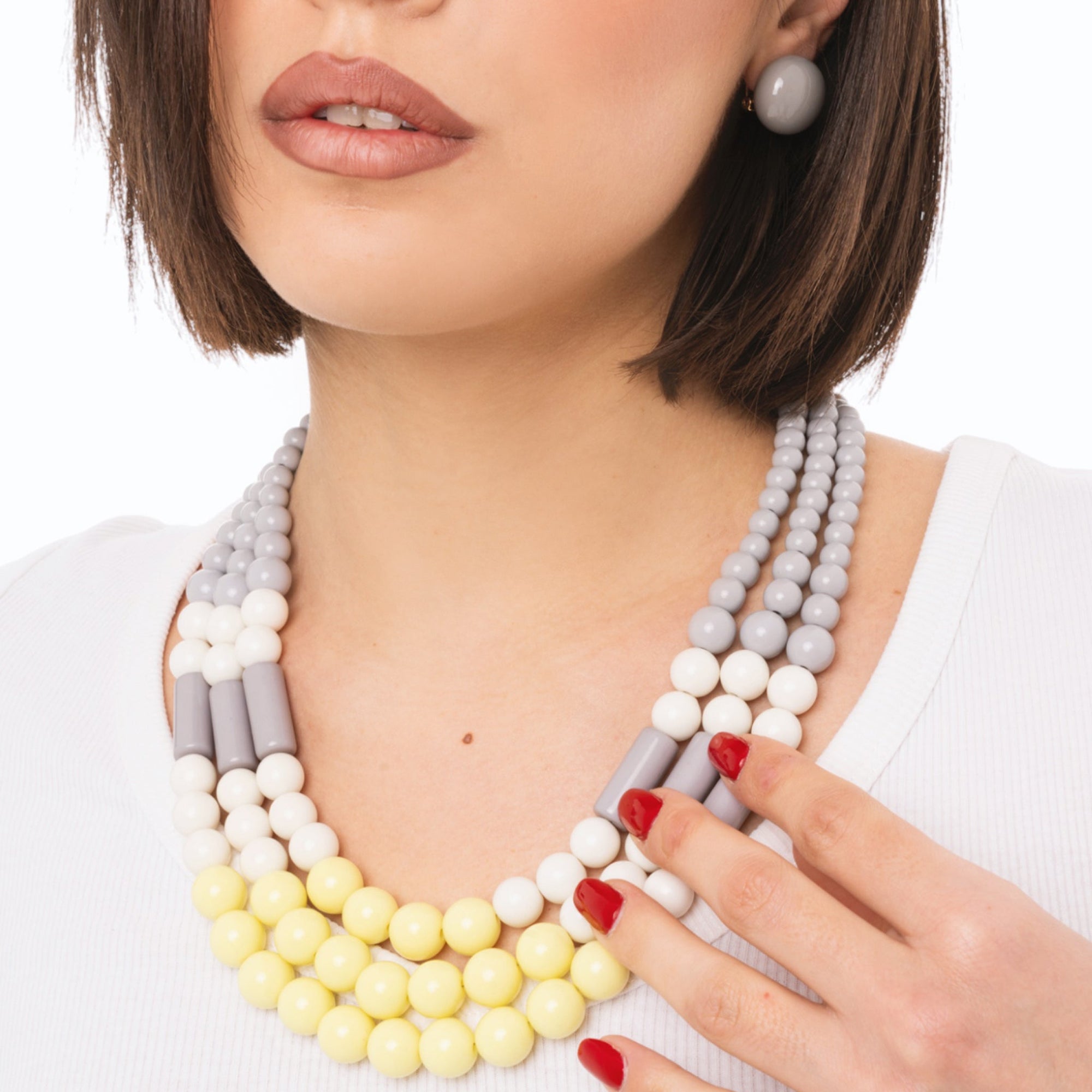 Collana girocollo a tre fili con sfere in acrilico tono grigio e giallo - Mya Accessories