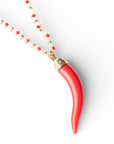 Collana lunga a catena con pendente corno in resina e vetro rosso - Mya Accessories