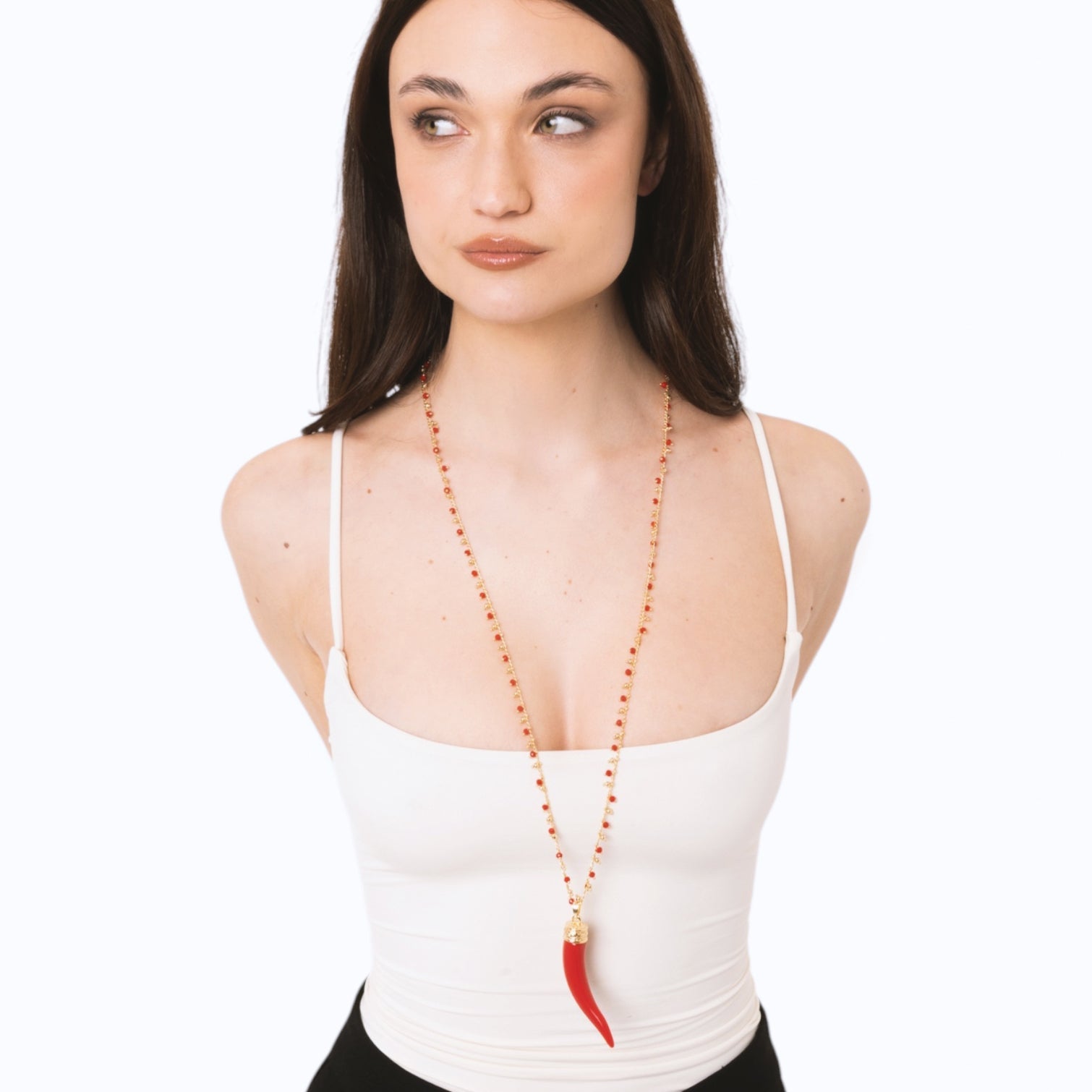 Collana lunga a catena con pendente corno in resina e vetro rosso - Mya Accessories