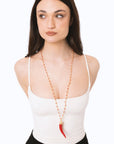 Collana lunga a catena con pendente corno in resina e vetro rosso - Mya Accessories
