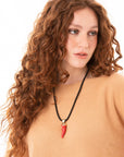 Collana in corda nera con corno pendente in acrilico rosso - Mya Accessories