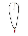 Collana in corda nera con corno pendente in acrilico rosso - Mya Accessories