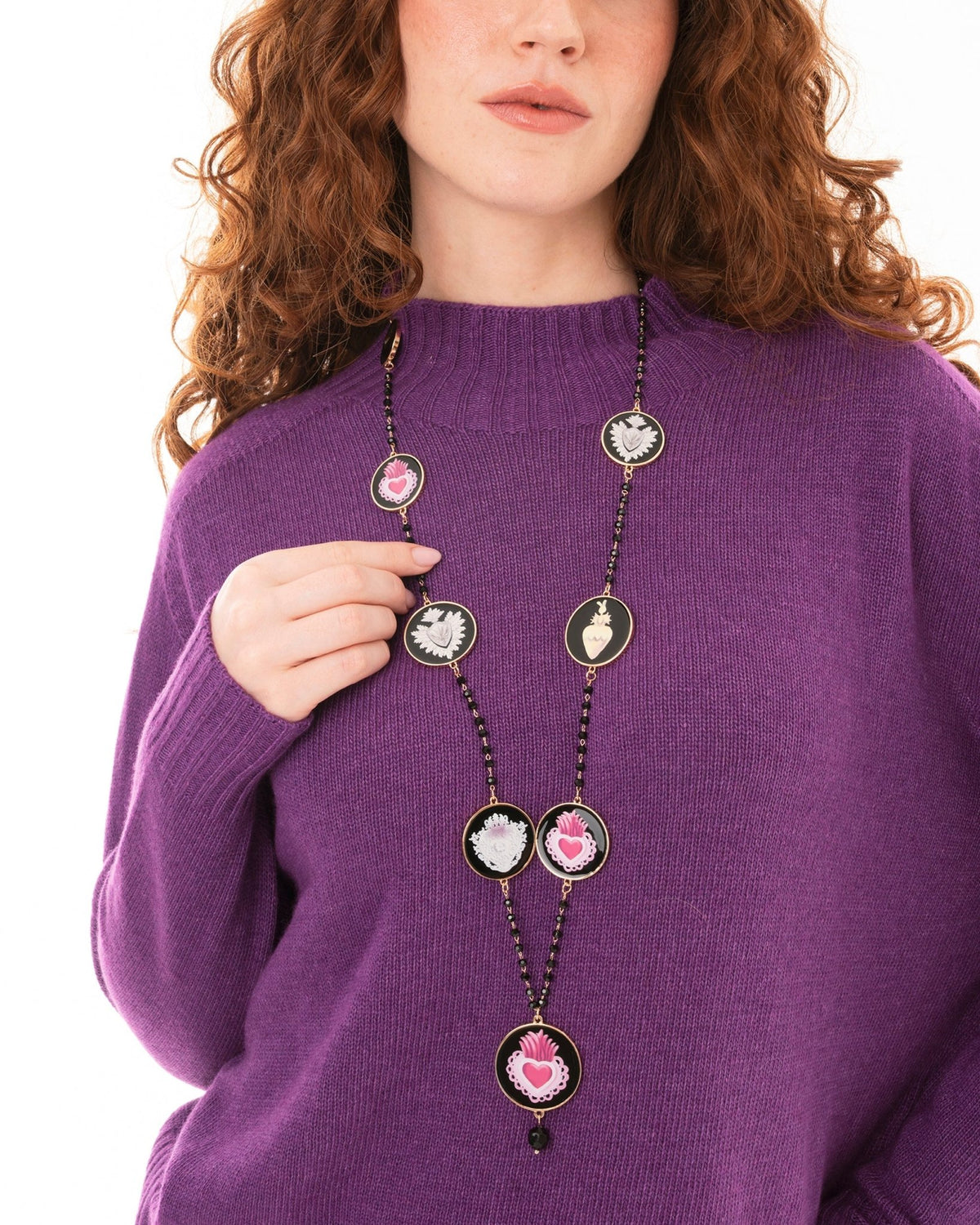 Collana lunga con pietre in vetro e medagliette con cuore sacro multicolore - Mya Accessories