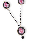 Collana lunga con pietre in vetro e medagliette con cuore sacro fucsia - Mya Accessories