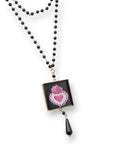 Collana a due fili con pietre in vetro e pendente quadrato con cuore sacro fucsia - Mya Accessories