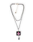 Collana a due fili con pietre in vetro e pendente quadrato con cuore sacro fucsia - Mya Accessories