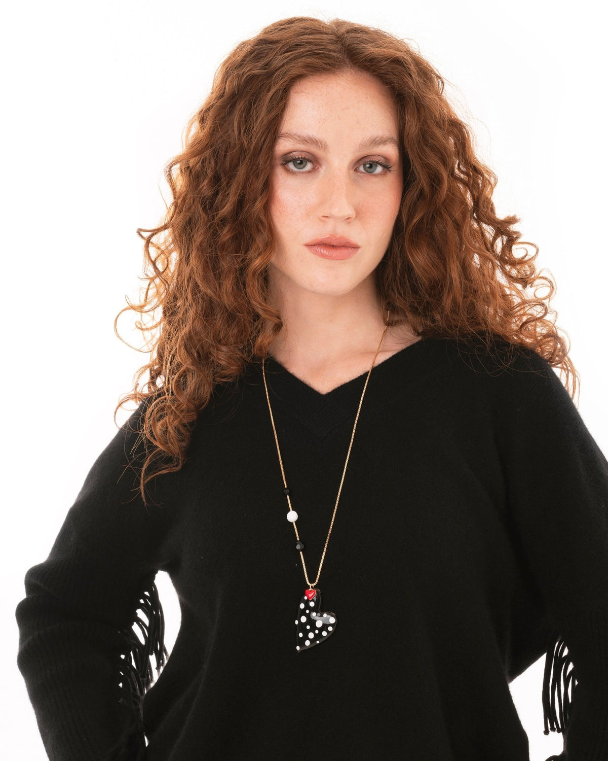 Collana lunga con pietre dure e pendente a cuore smaltato a pois bianco e nero - Mya Accessories