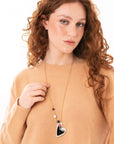 Collana lunga con pietre dure e pendente a cuore smaltato bianco e nero - Mya Accessories
