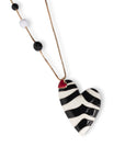 Collana lunga con pietre dure e pendente a cuore smaltato zebrato bianco e nero - Mya Accessories