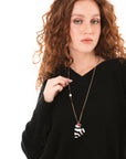 Collana lunga con pietre dure e pendente a cuore smaltato zebrato bianco e nero - Mya Accessories