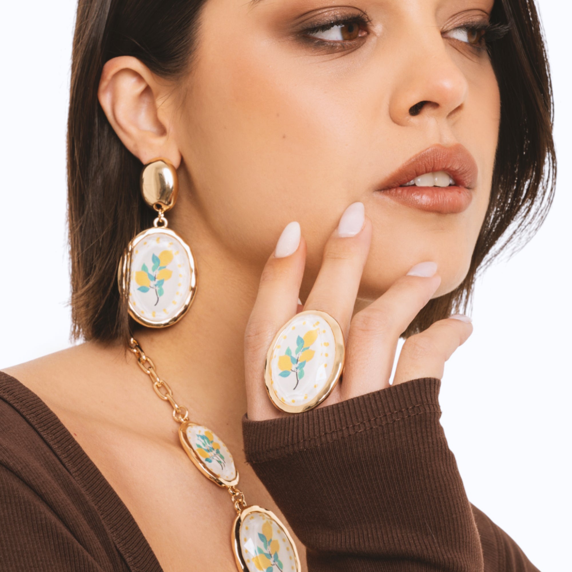 Anello elastico in metallo con pietra ovale in resina decorata con stampa di limoni - Mya Accessories