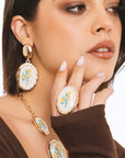 Anello elastico in metallo con pietra ovale in resina decorata con stampa di limoni - Mya Accessories