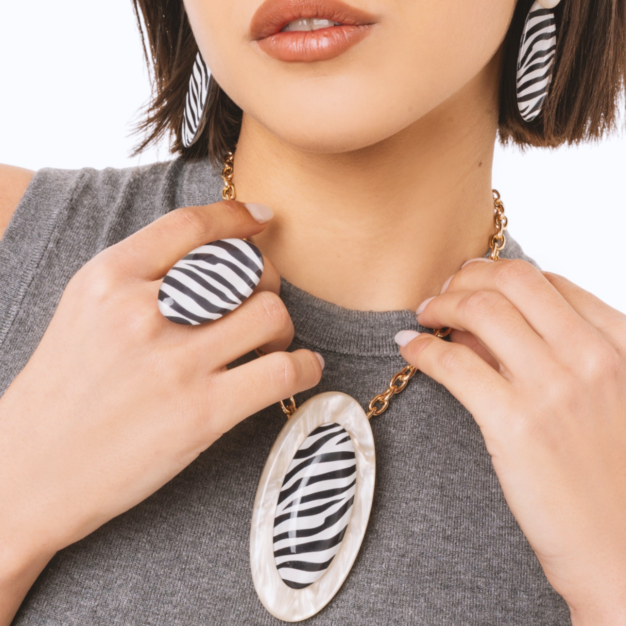 Anello elastico in metallo con pietra ovale in acrilico zebrata - Mya Accessories