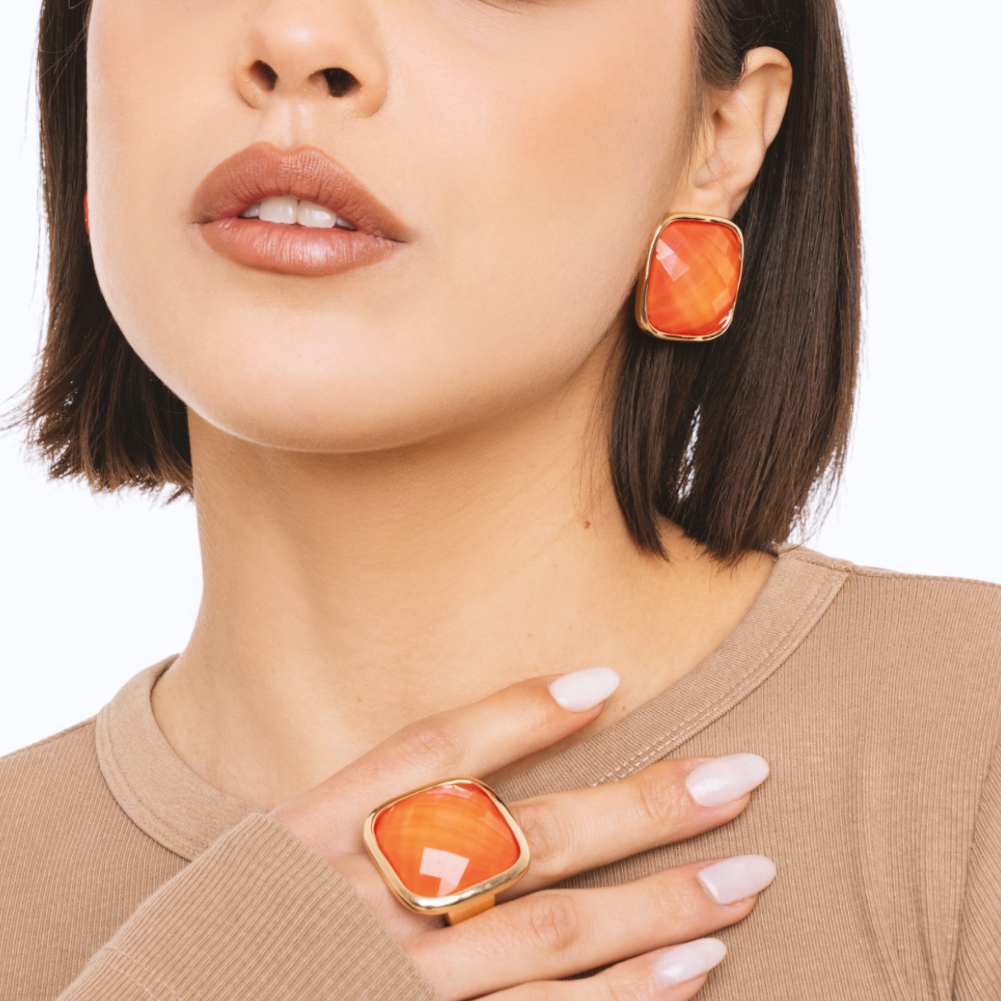 Anello elastico in metallo con pietra in resina quadrata arancio - Mya Accessories