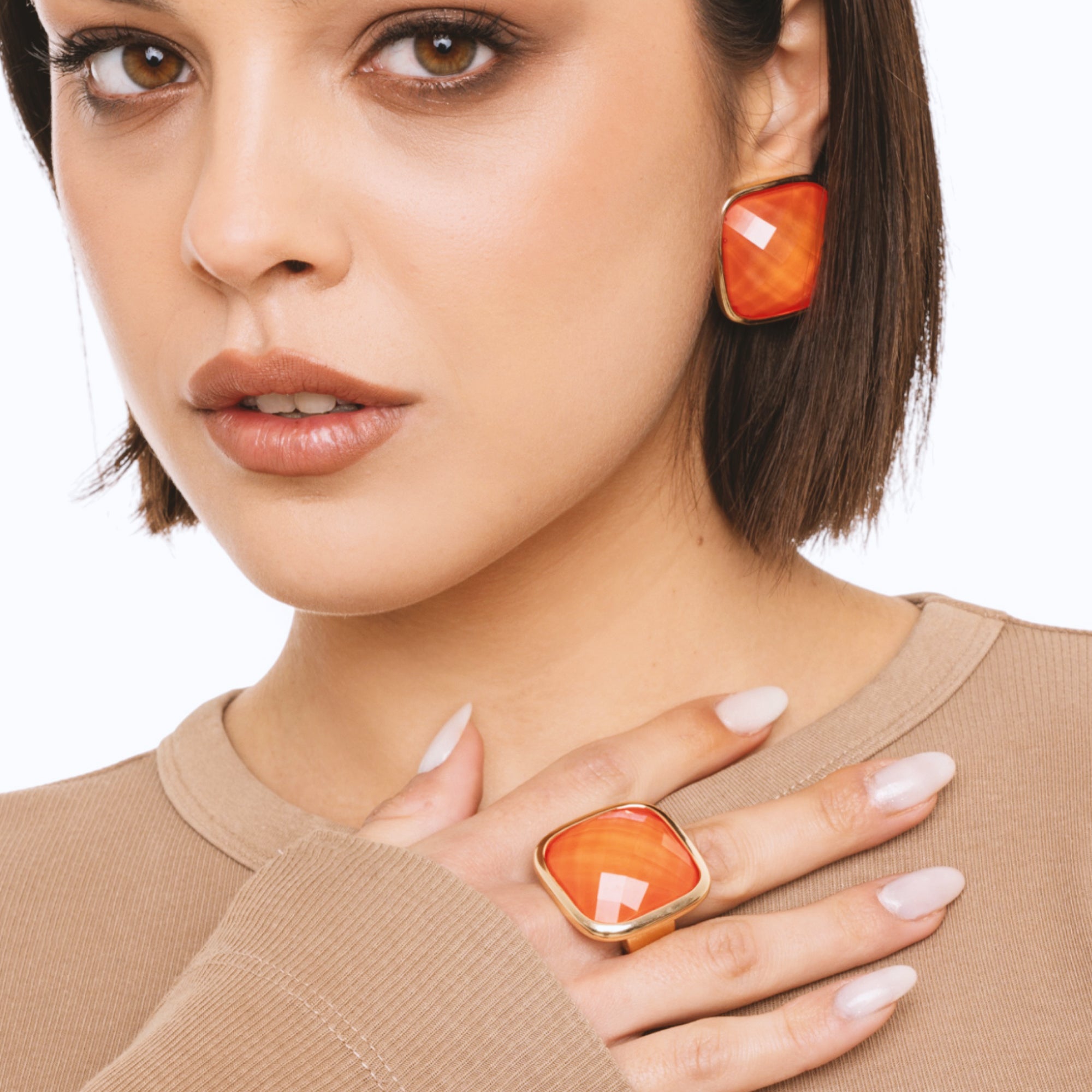 Anello elastico in metallo con pietra in resina quadrata arancio - Mya Accessories