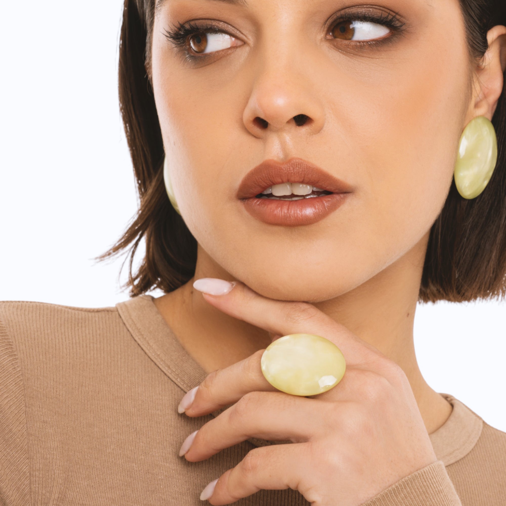 Anello elastico in metallo con pietra ovale in acrilico marmorizzata verde - Mya Accessories