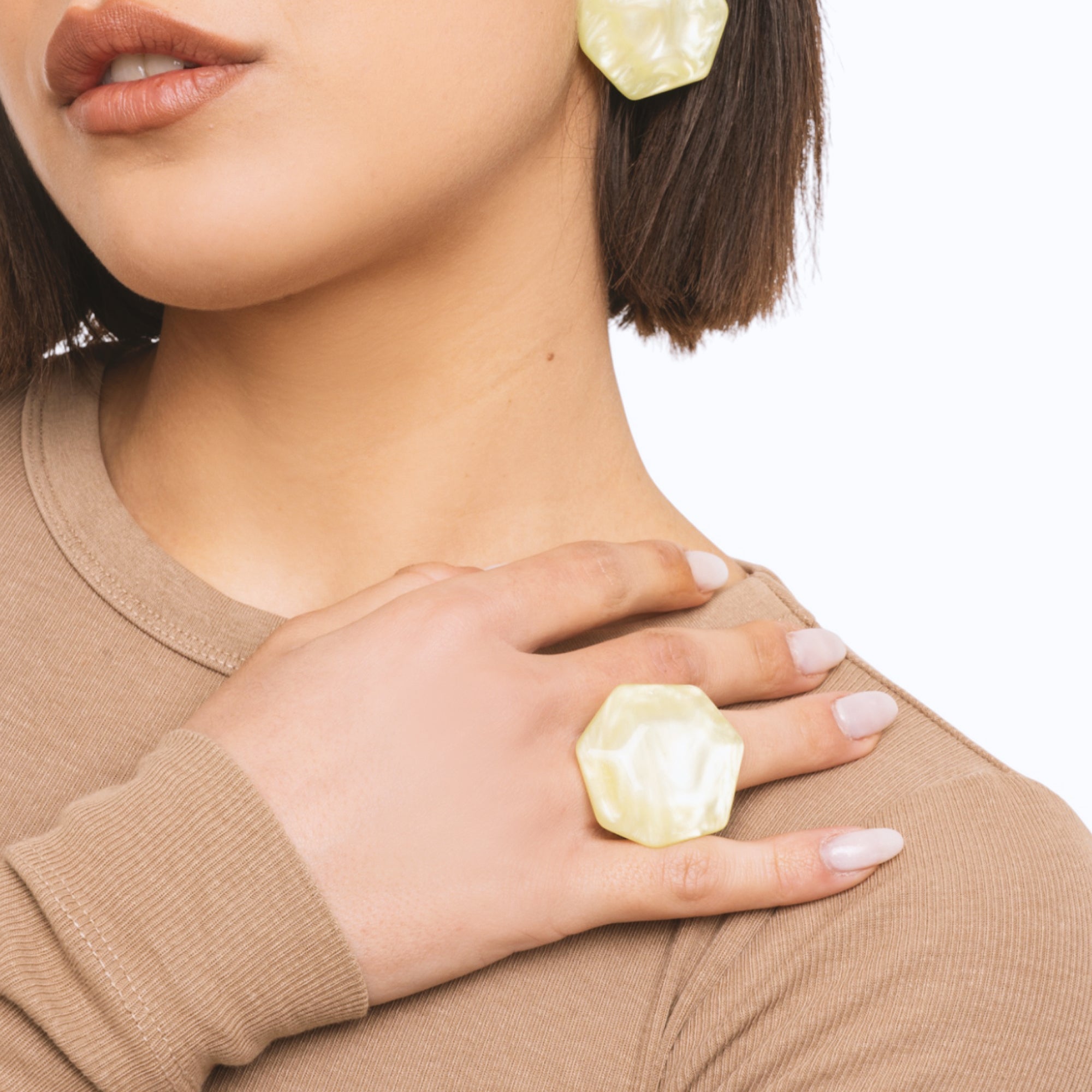 Anello elastico in metallo con pietra esagonale in acrilico marmorizzata verde - Mya Accessories