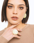 Anello elastico in metallo con pietra esagonale in acrilico marmorizzata verde - Mya Accessories