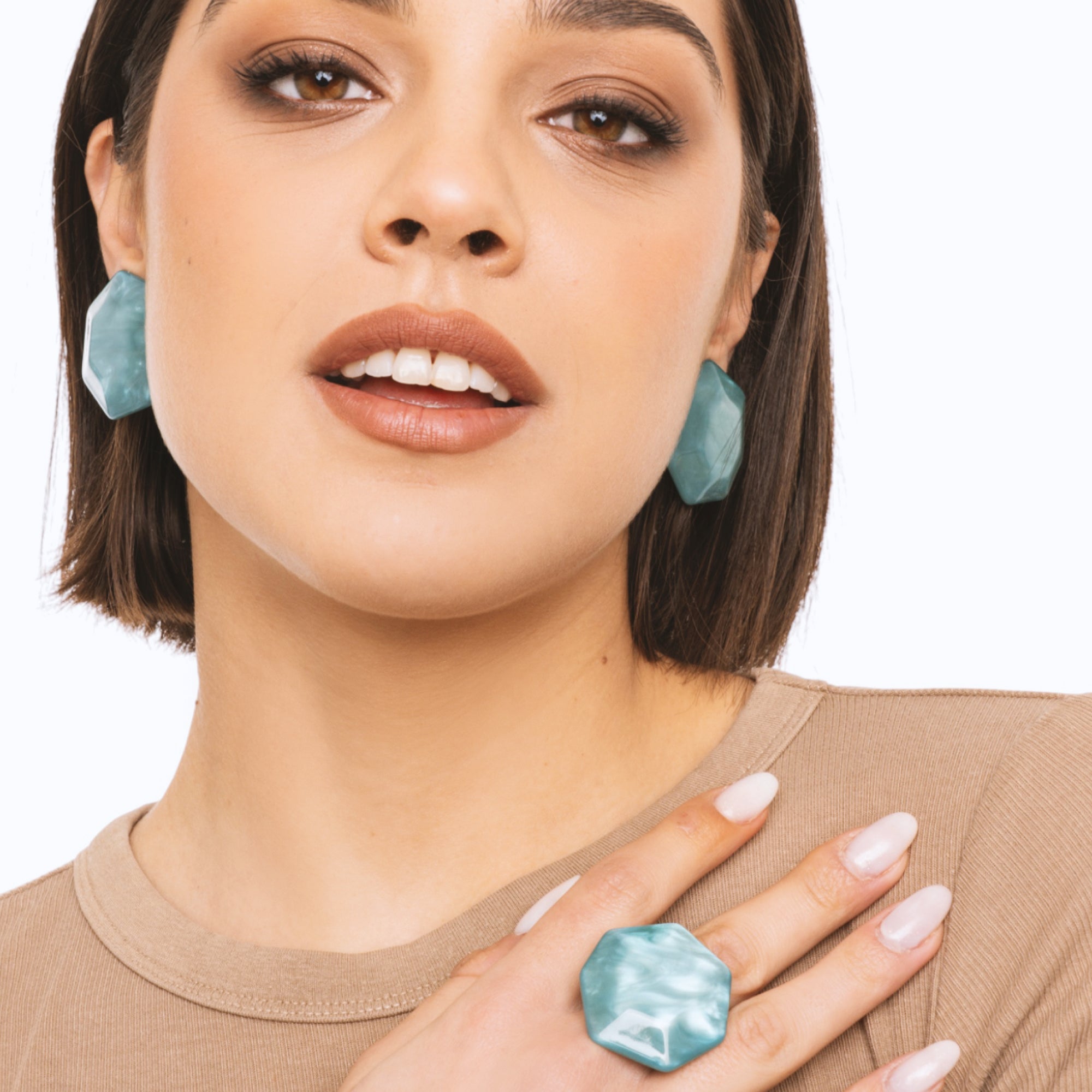 Anello elastico in metallo con pietra esagonale in acrilico marmorizzata blu - Mya Accessories