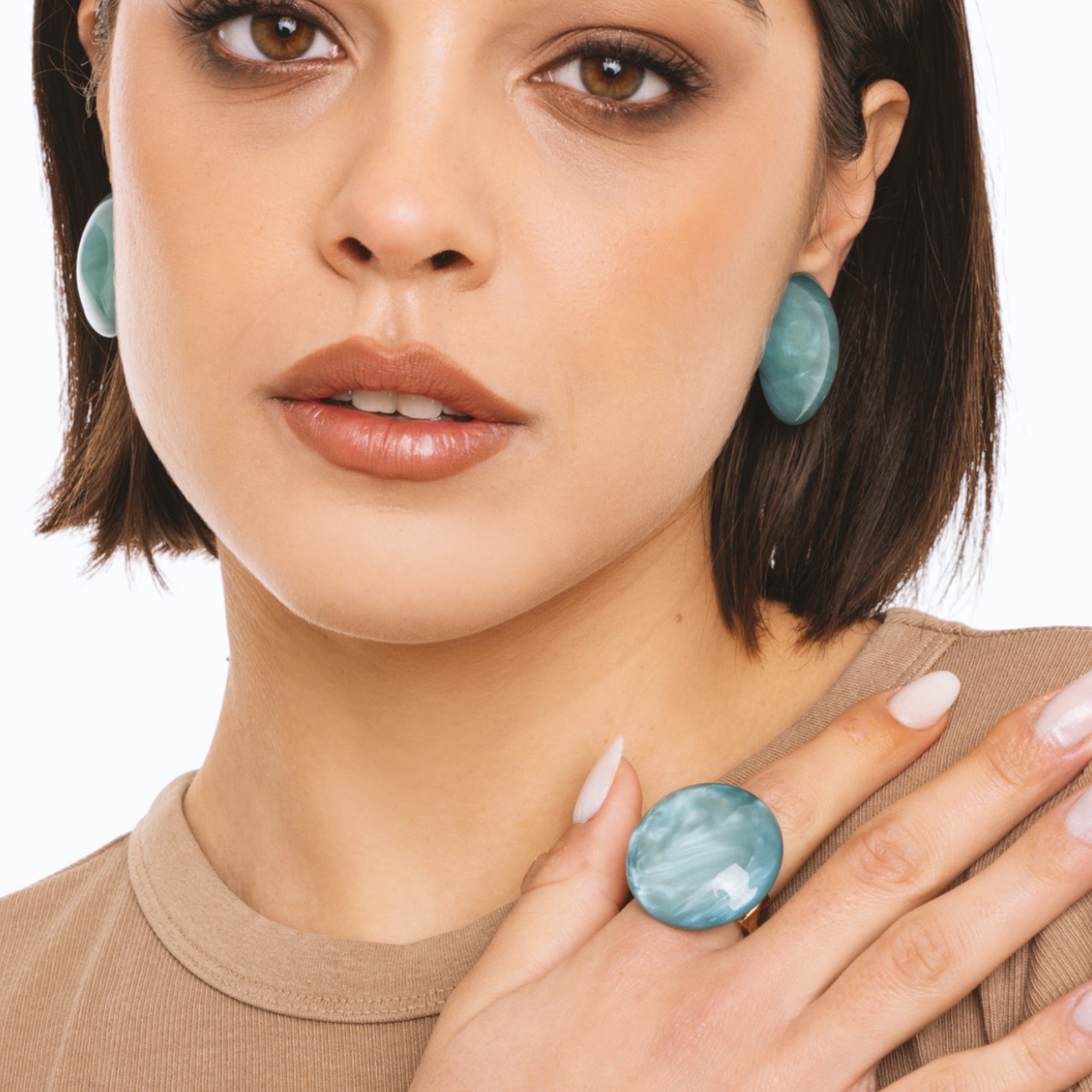 Anello elastico in metallo con pietra circolare in acrilico marmorizzata blu - Mya Accessories