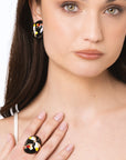 Anello in metallo elastico smaltato nero con design a libellula - Mya Accessories