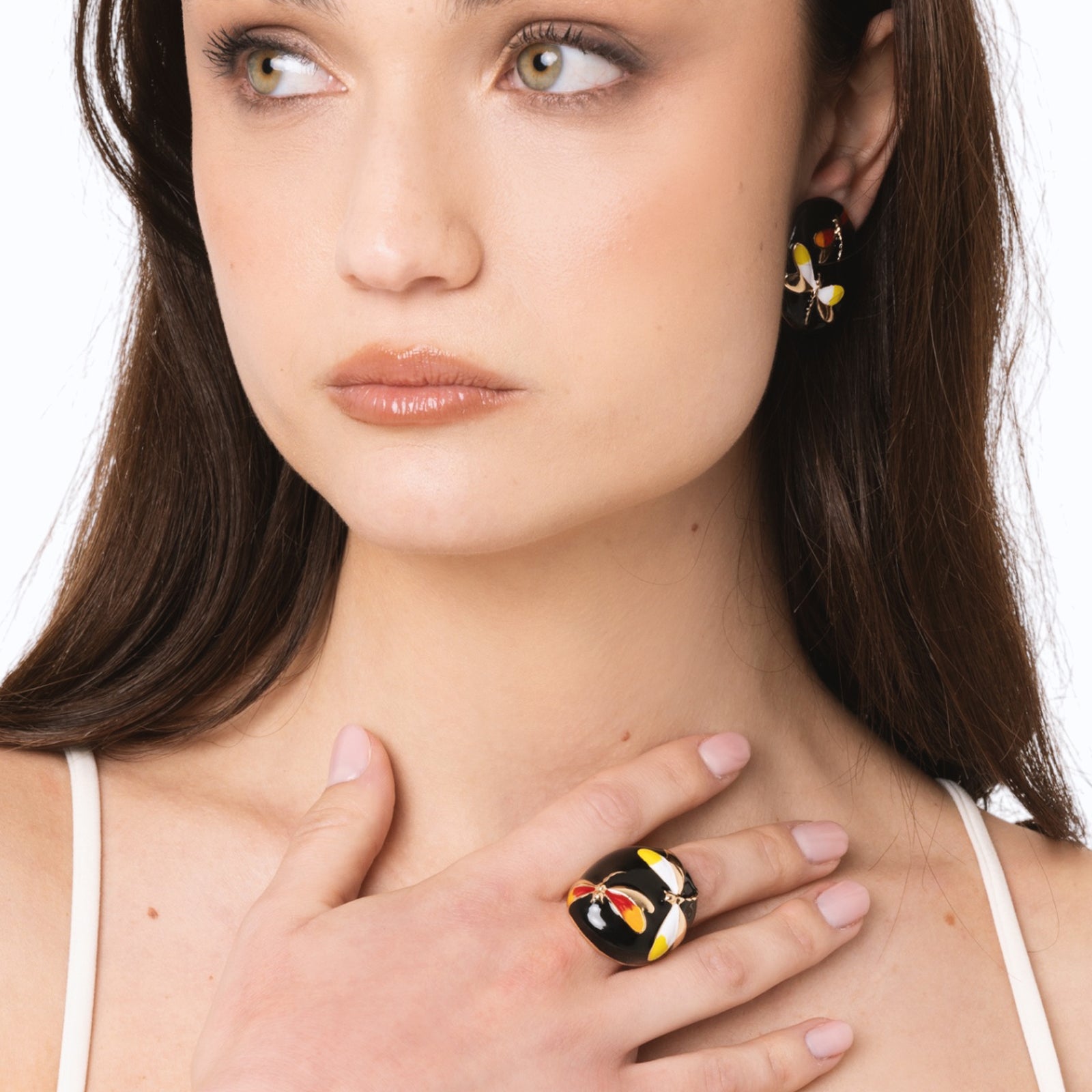 Anello in metallo elastico smaltato nero con design a libellula - Mya Accessories