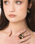 Anello in metallo elastico smaltato nero con design a libellula - Mya Accessories