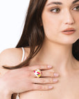 Anello in metallo elastico smaltato bianco con design a fiore - Mya Accessories
