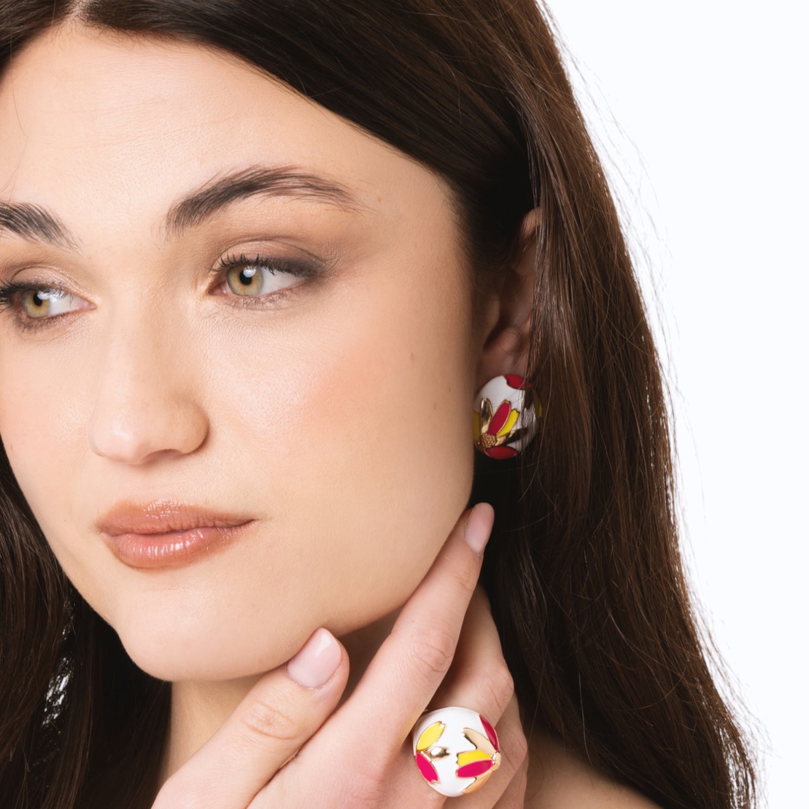 Anello in metallo elastico smaltato bianco con design a fiore - Mya Accessories
