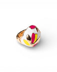 Anello in metallo elastico smaltato bianco con design a fiore - Mya Accessories