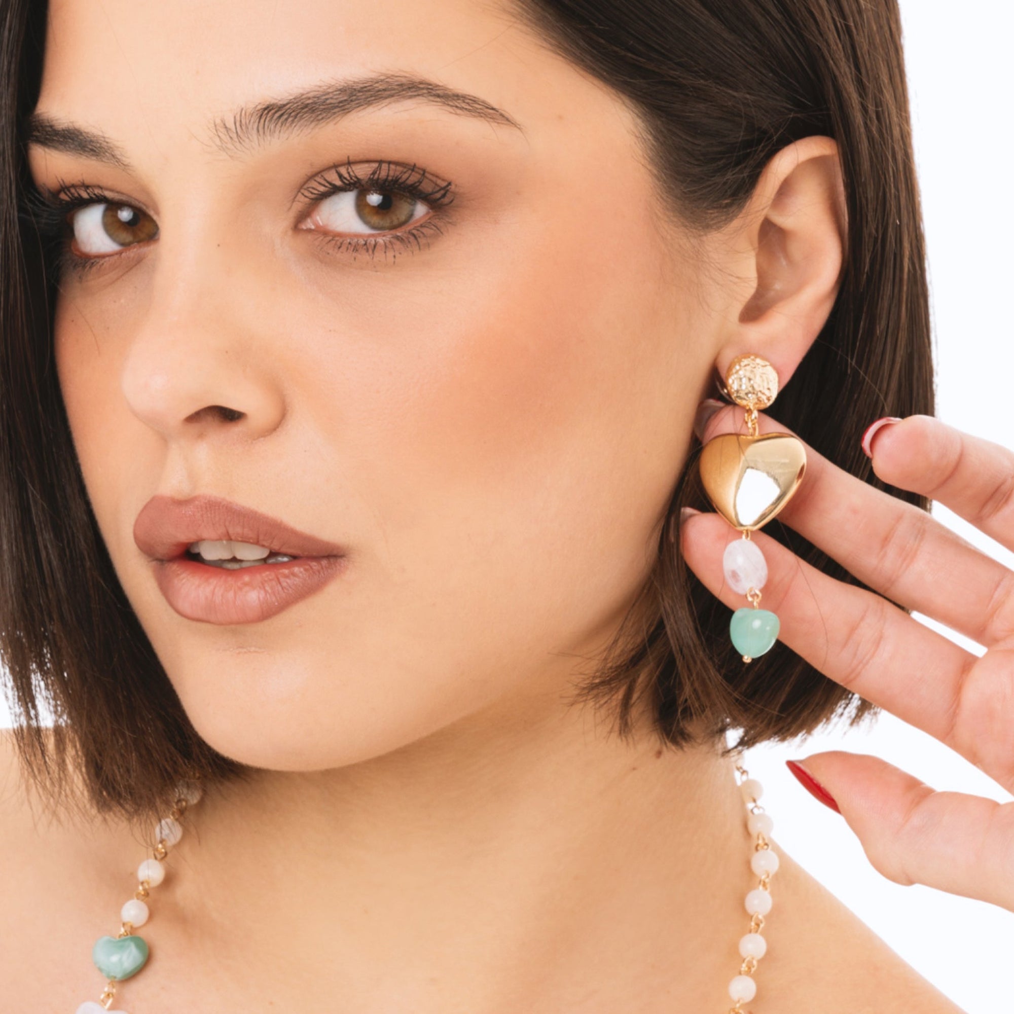 Orecchini pendenti con cuoricini in metallo ed acrilico multi verde - Mya Accessories