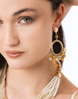 Orecchini pendenti a cerchio con pietre in vetro tono giallo - Mya Accessories