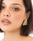 Orecchini pendenti in ottone con design a sacchetto - Mya Accessories
