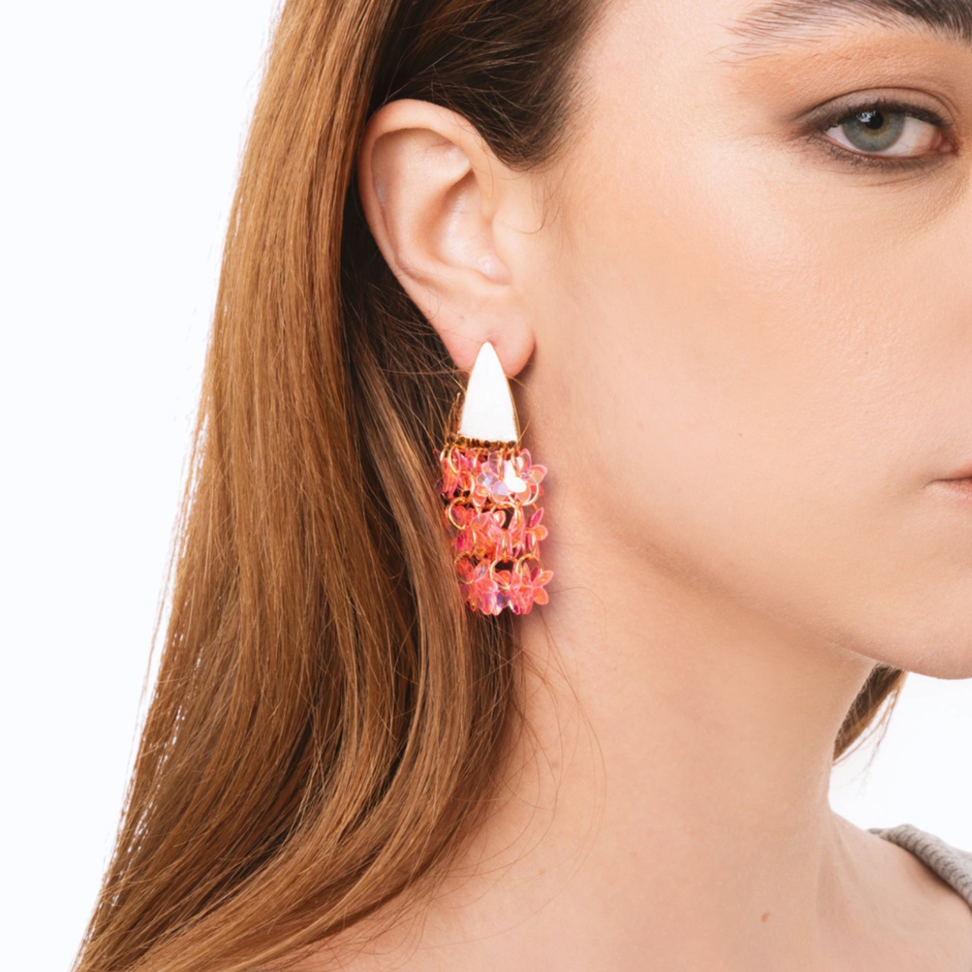 Orecchini con placchetta in metallo e fiorellini pendenti tono rosa - Mya Accessories