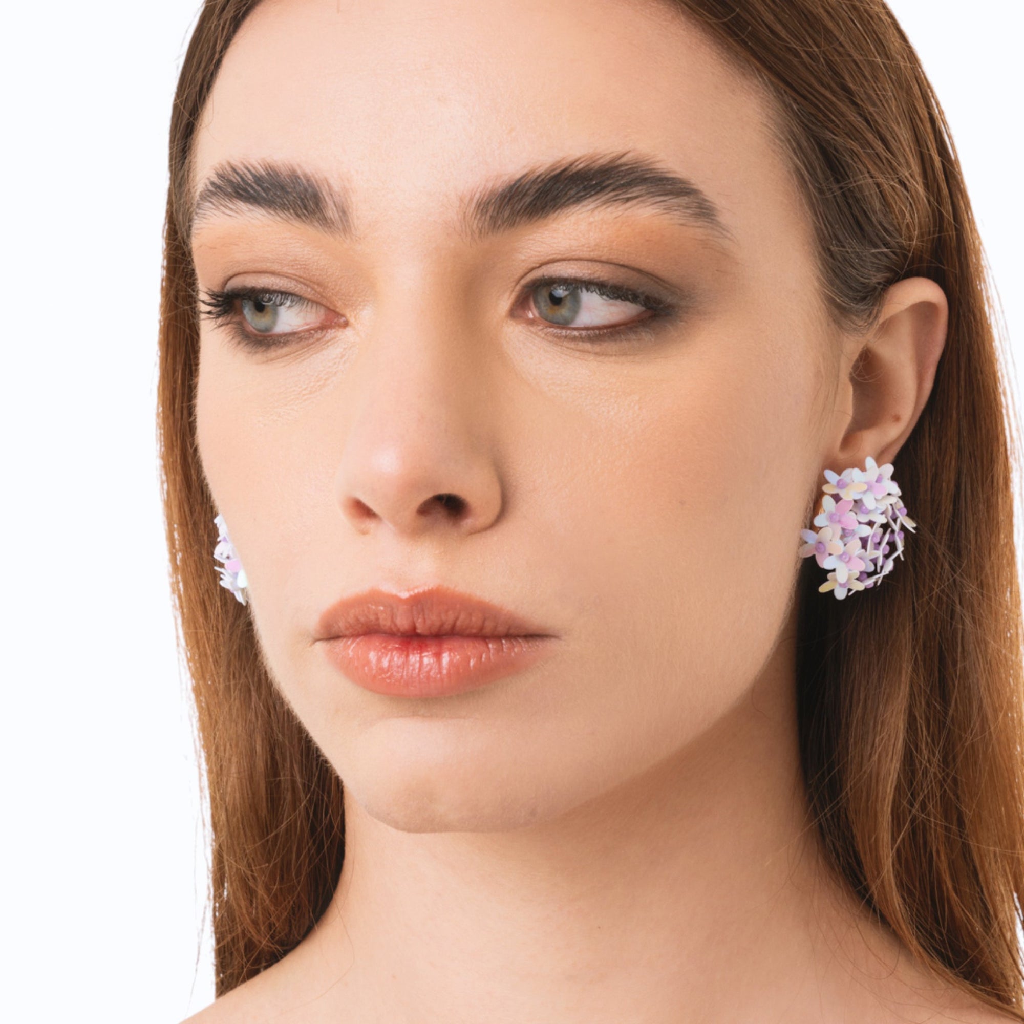 Orecchini a base circolare con fiorellini lilla - Mya Accessories