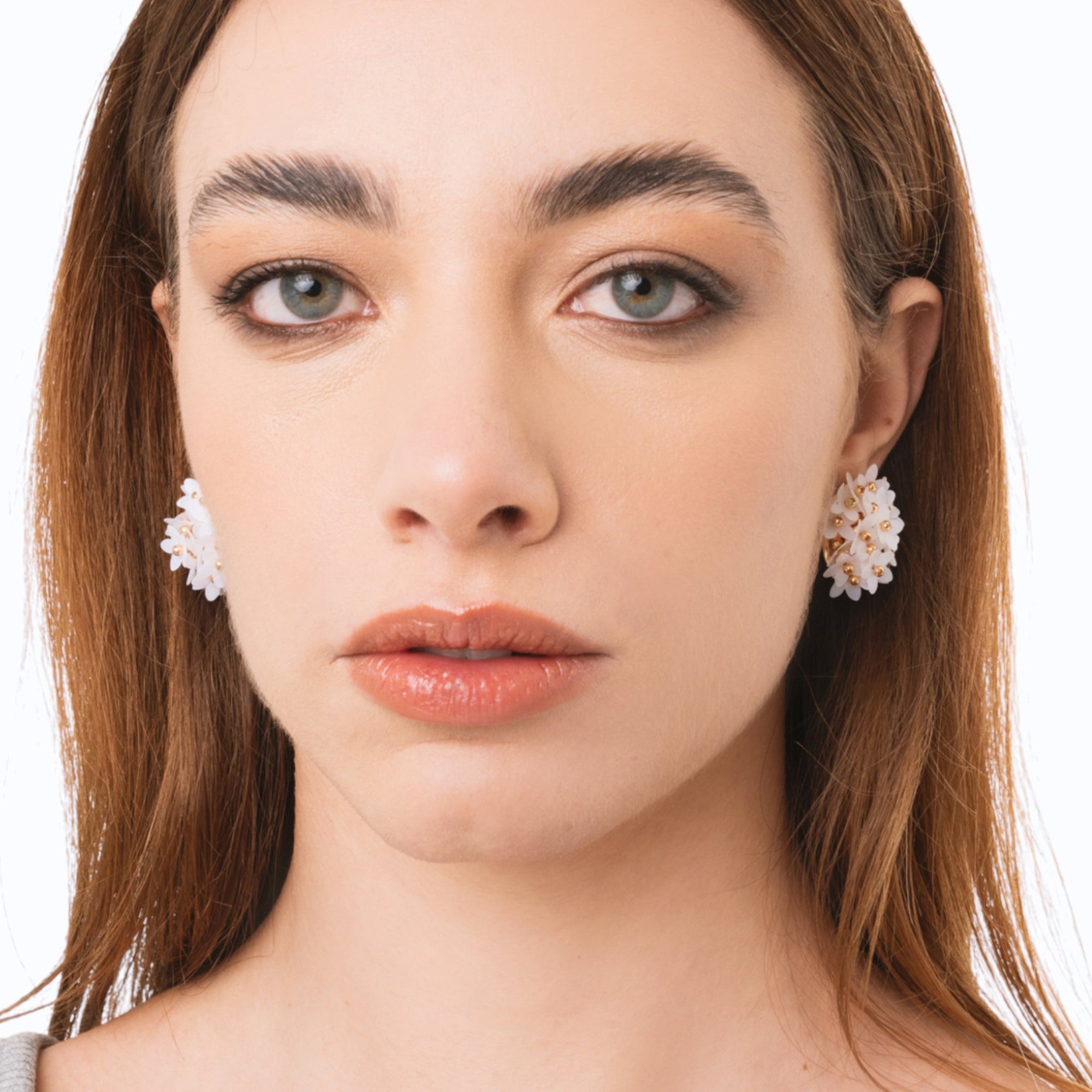 Orecchini a base circolare con fiorellini bianchi - Mya Accessories