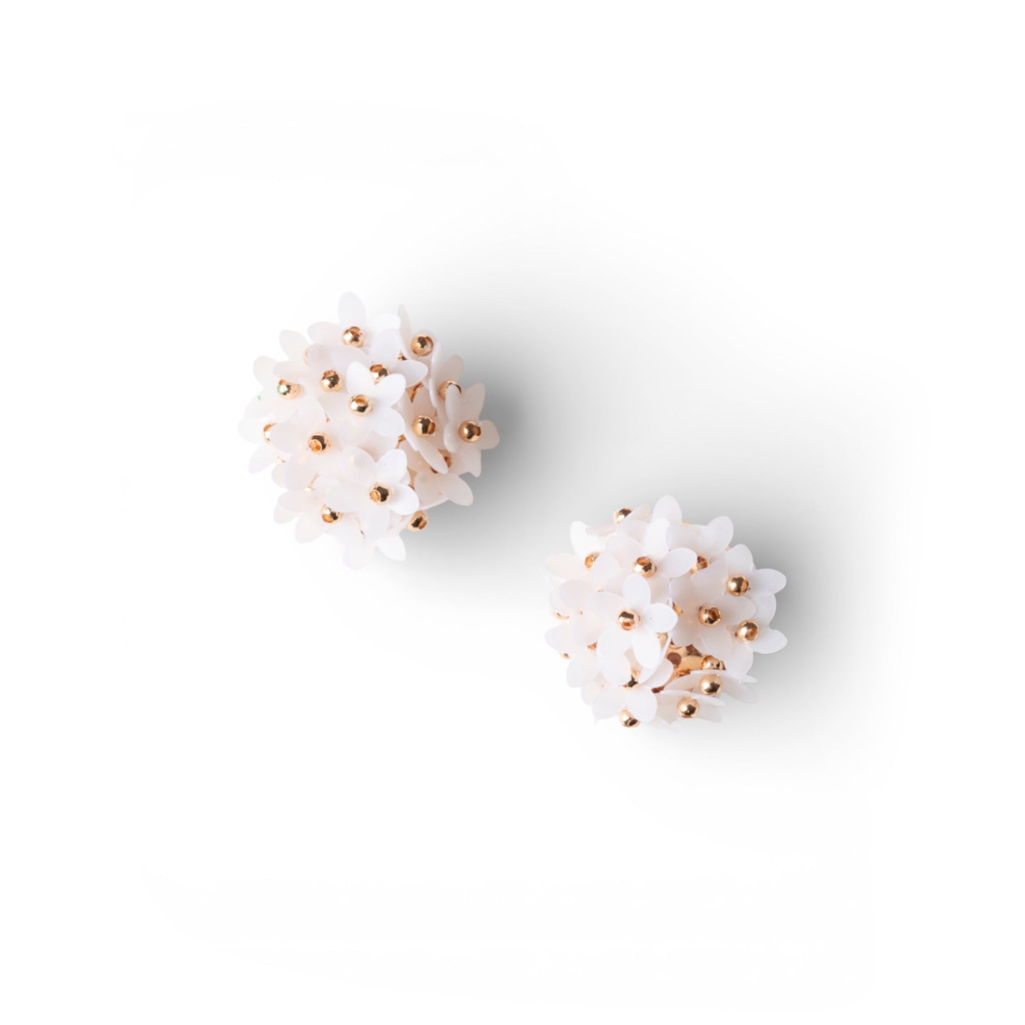 Orecchini a base circolare con fiorellini bianchi - Mya Accessories