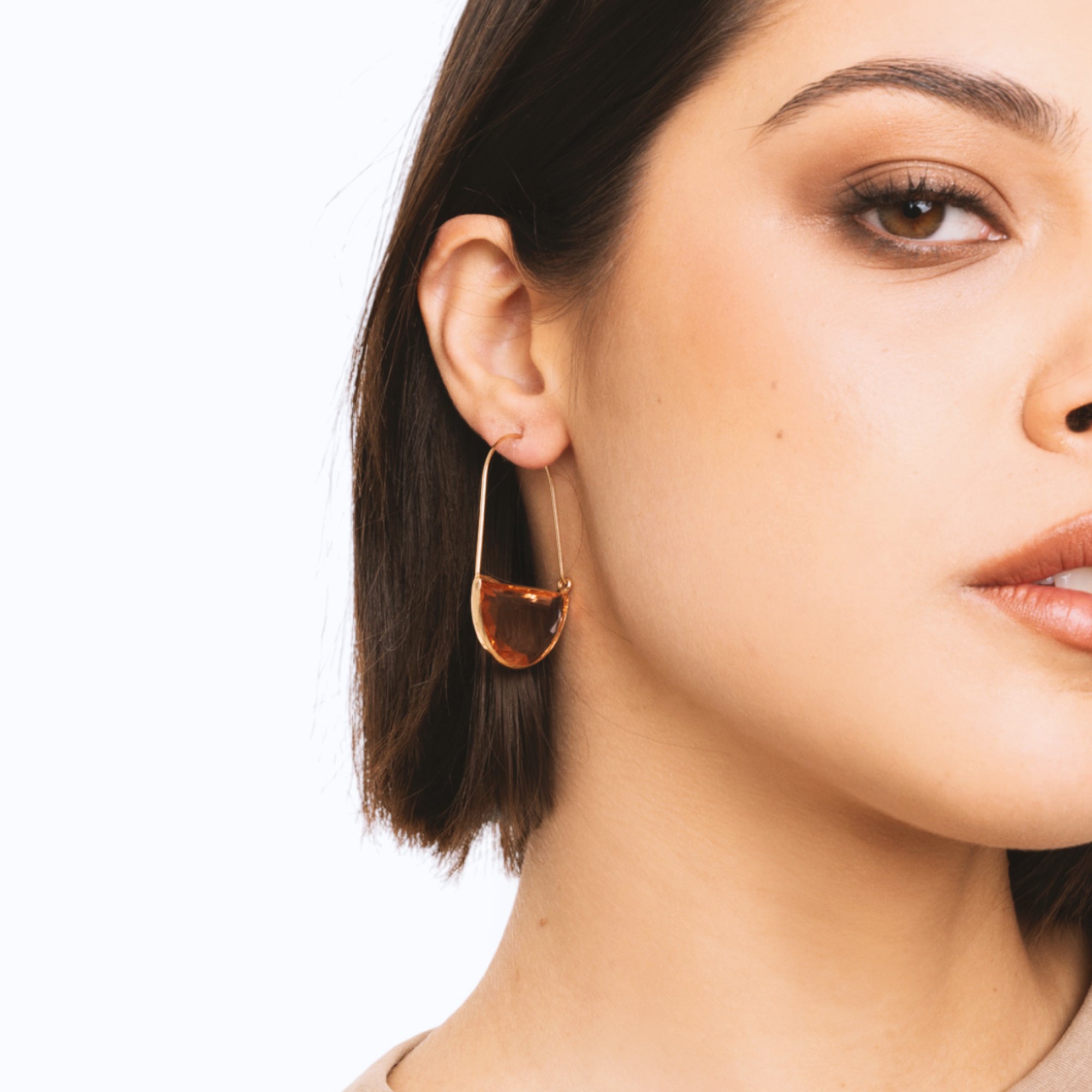 Orecchini con filo in ottone e pietra in vetro champagne - Mya Accessories