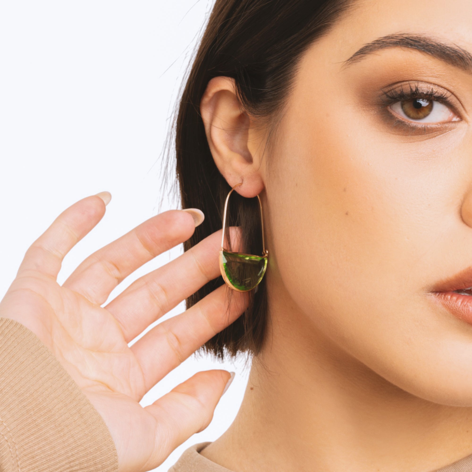 Orecchini con filo in ottone e pietra in vetro verde - Mya Accessories