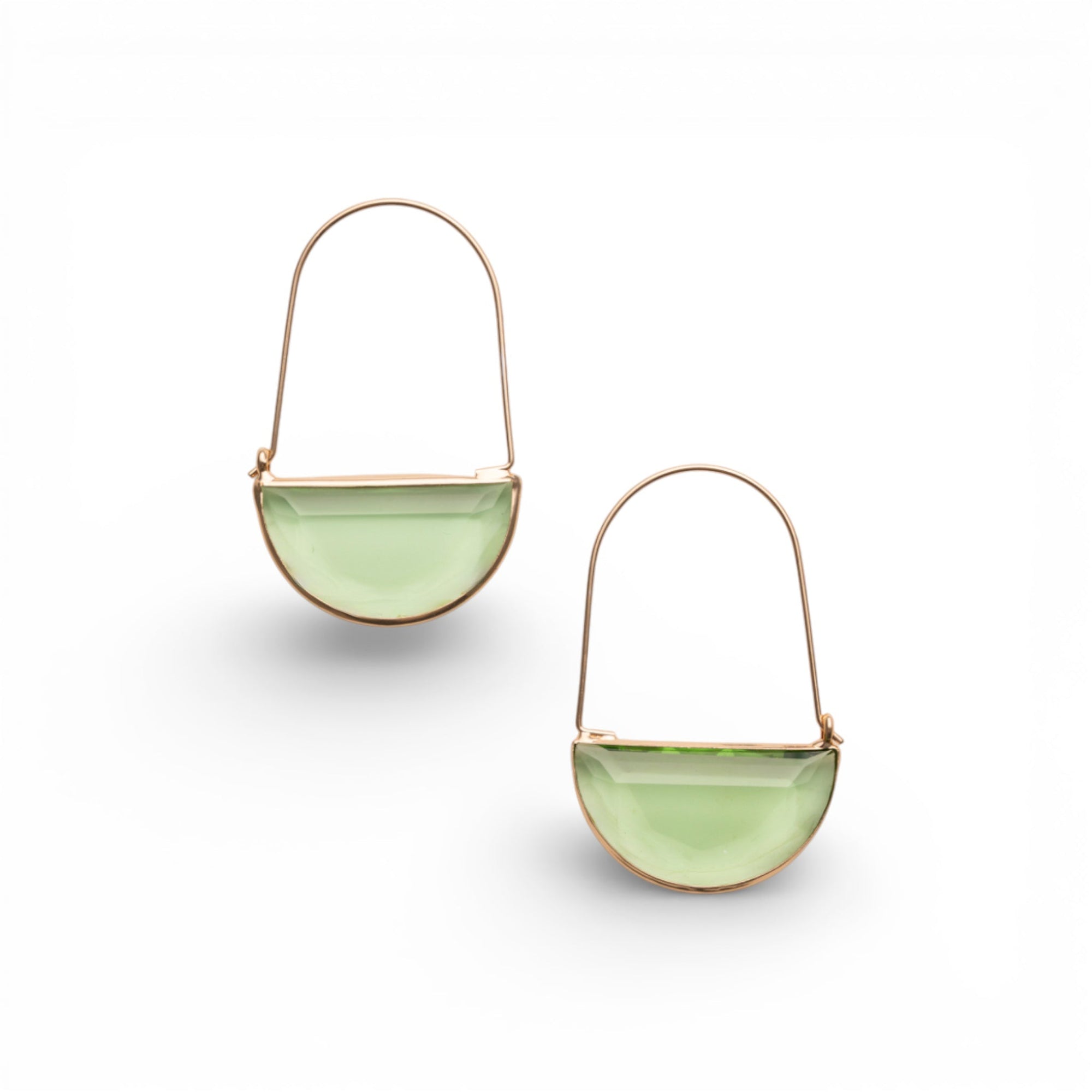 Orecchini con filo in ottone e pietra in vetro verde - Mya Accessories