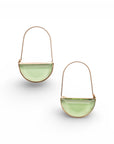 Orecchini con filo in ottone e pietra in vetro verde - Mya Accessories