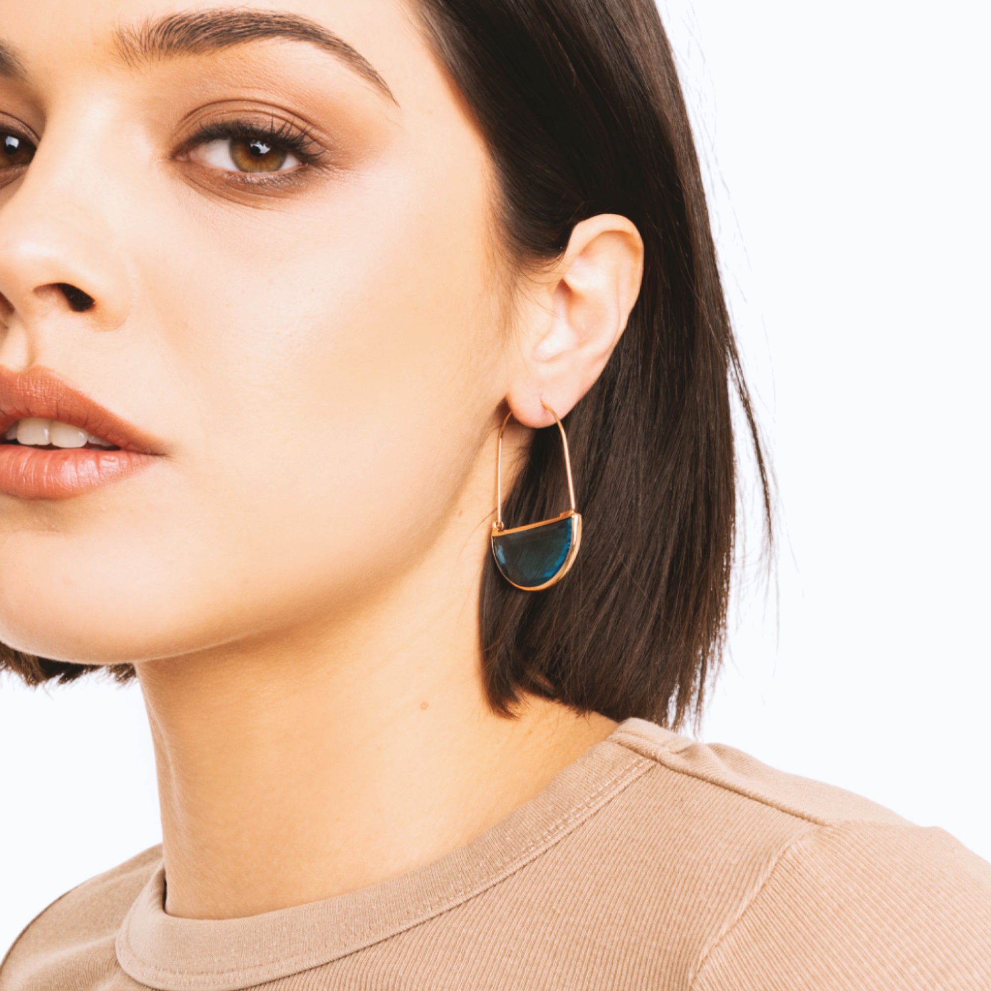 Orecchini con filo in ottone e pietra in vetro blu - Mya Accessories