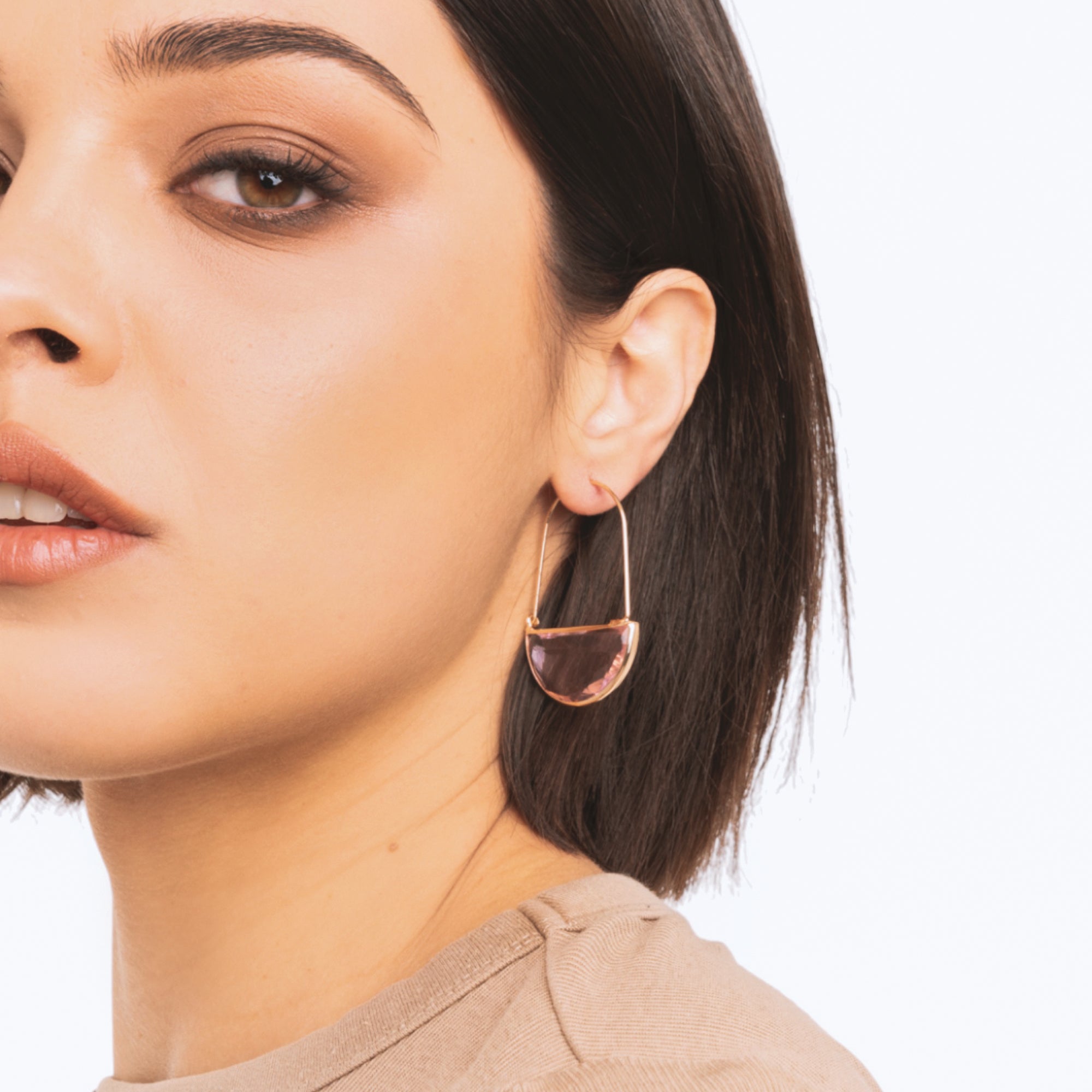 Orecchini con filo in ottone e pietra in vetro rosa - Mya Accessories