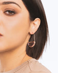 Orecchini con filo in ottone e pietra in vetro rosa - Mya Accessories